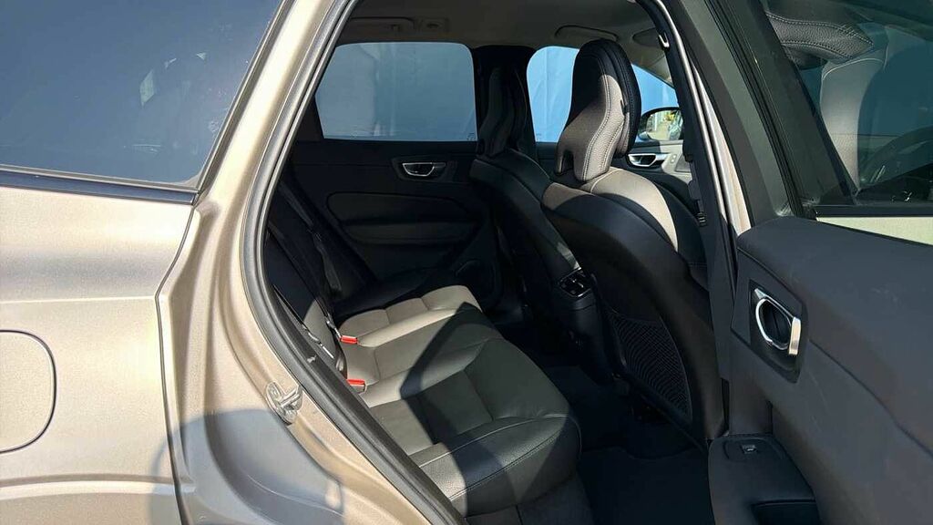 Volvo XC60 B4 194Bhp Plus Dark Mild Hybrid - Heated Seats YY72VWS #6