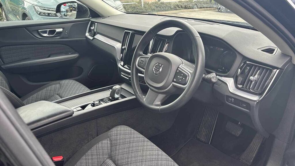 Volvo V60 Momentum, B4 Mild Hybrid BD71GHZ Black #4
