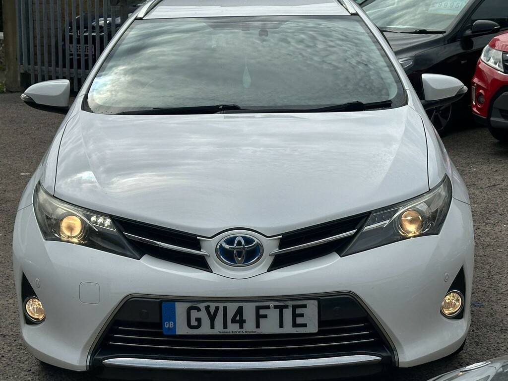 Toyota Auris Estate GY14FTE White #2