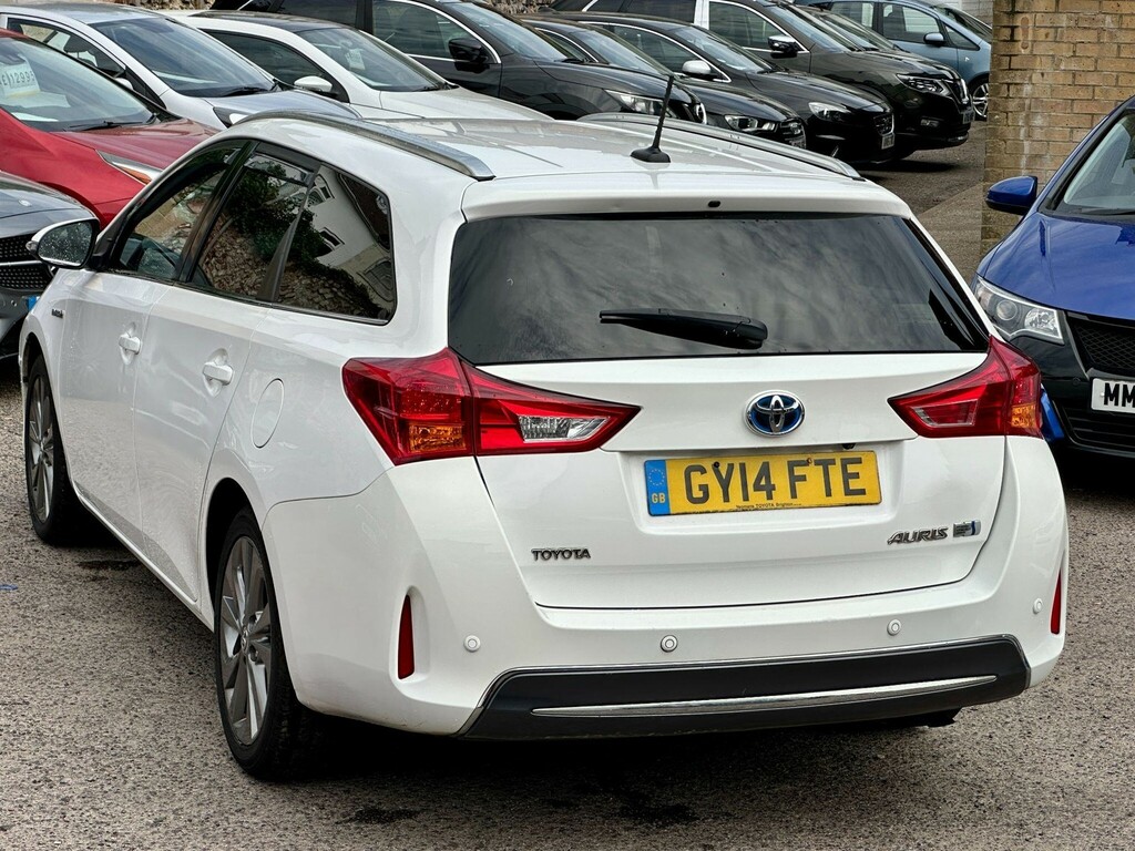 Toyota Auris Estate GY14FTE White #4