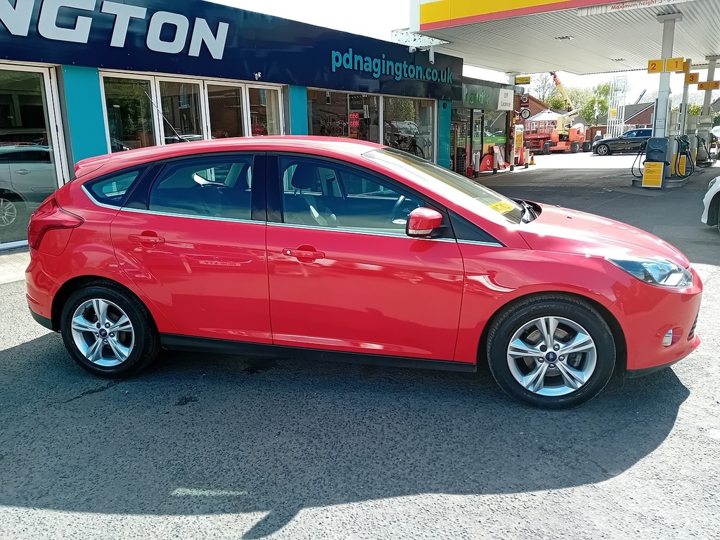 Ford Focus 1.6 Zetec Hatchback Powershift Euro 5 MV13JCJ Red #3