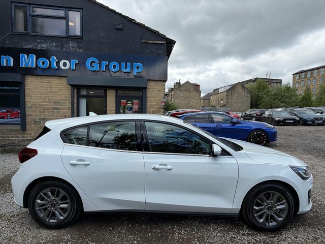 Ford Focus Hatchback LA25EUZ White #4