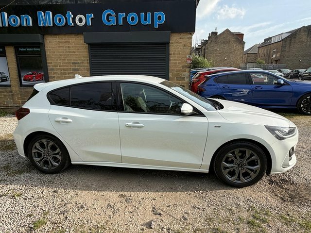 Ford Focus Hatchback PK74YMP White #4