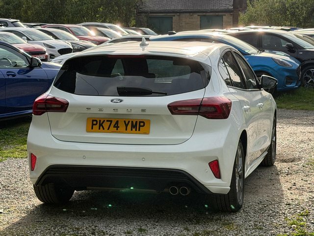 Ford Focus Hatchback PK74YMP White #5