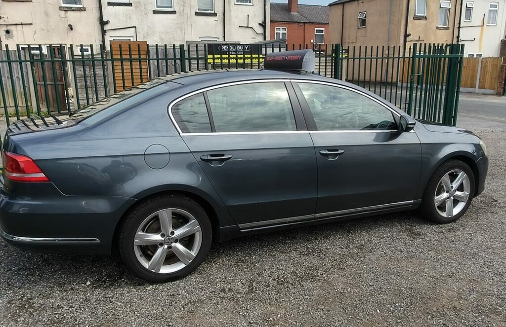 Volkswagen Passat Saloon PE13PWV Black #2