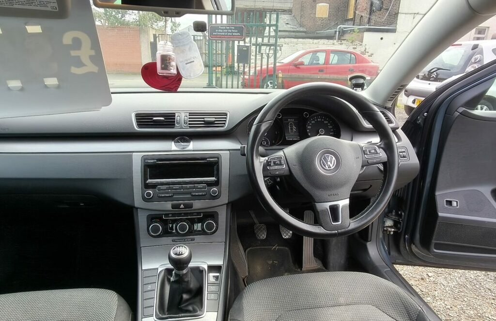 Volkswagen Passat Saloon PE13PWV Black #4