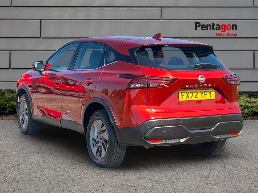 Nissan Qashqai 1.3 Dig T Mhev Acenta Premium Suv Hybri FX72YFY Red #2