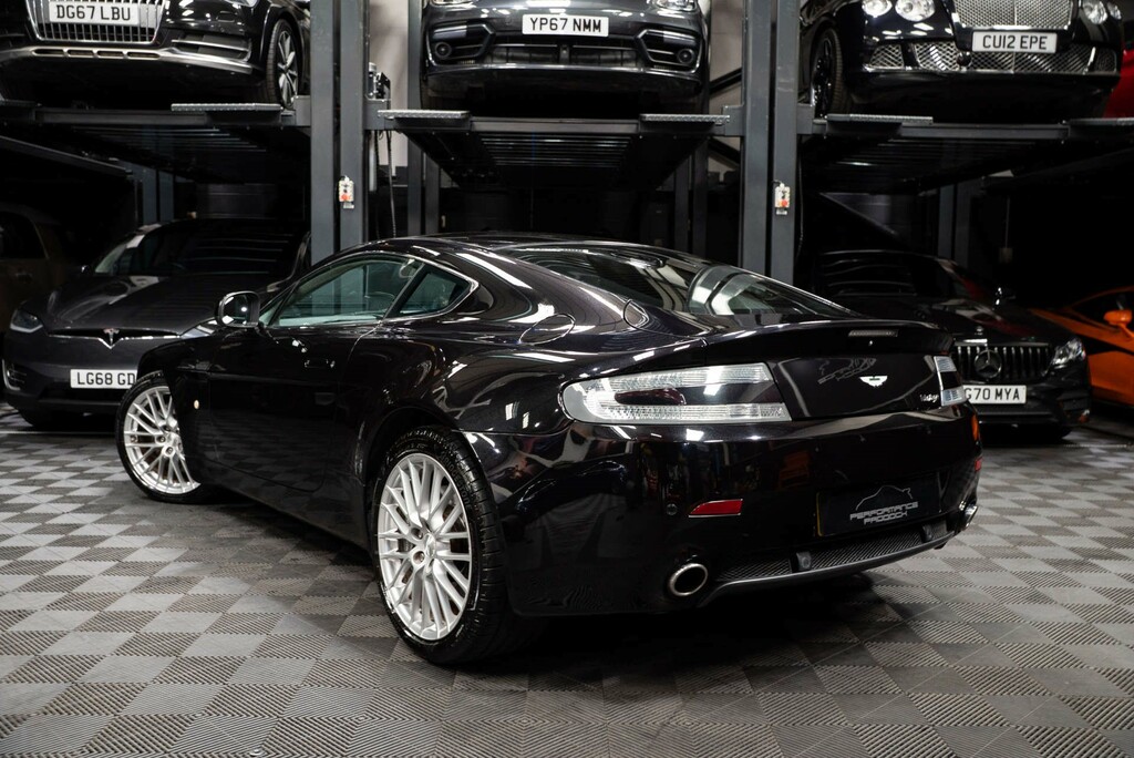 Aston Martin Vantage V8