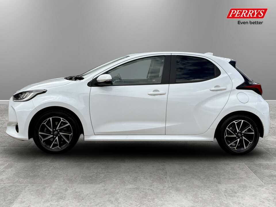 Toyota Yaris 1.5 Hybrid Design Cvt KR23VGO White #4