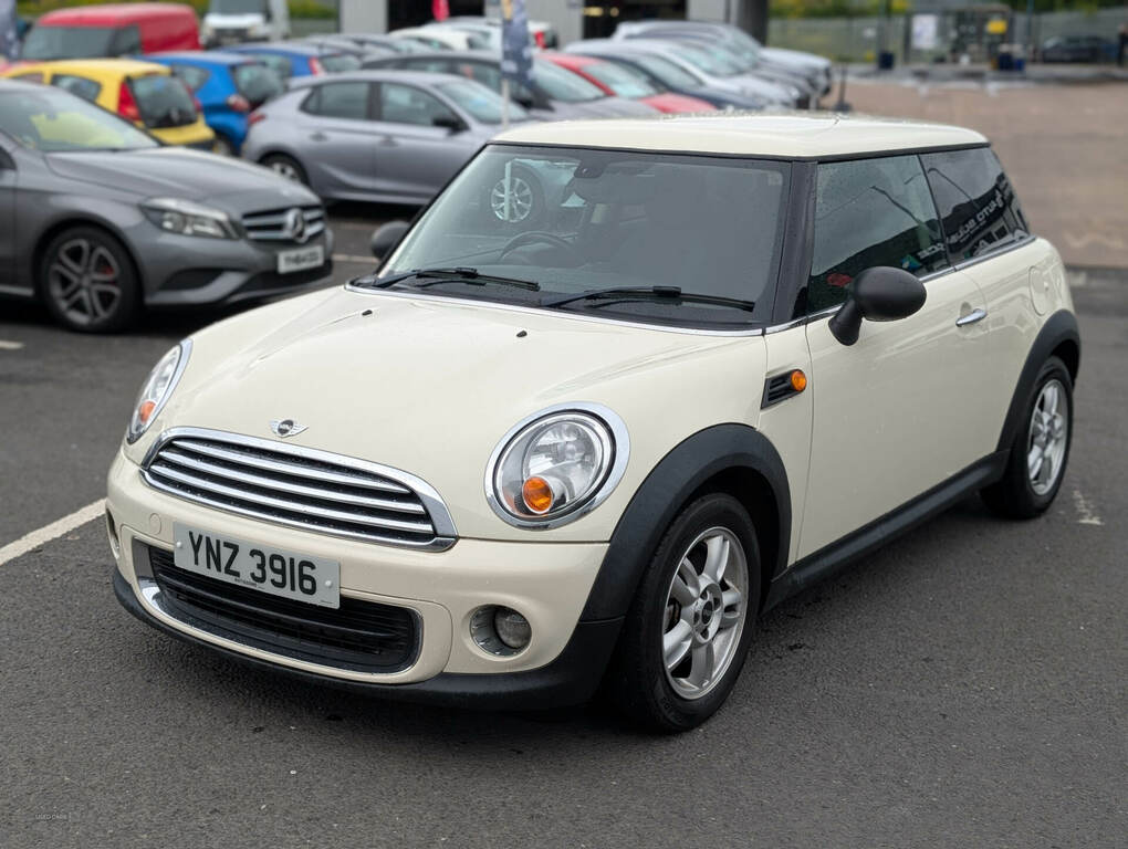 Mini Hatch 1.6 One YNZ3916 White #4