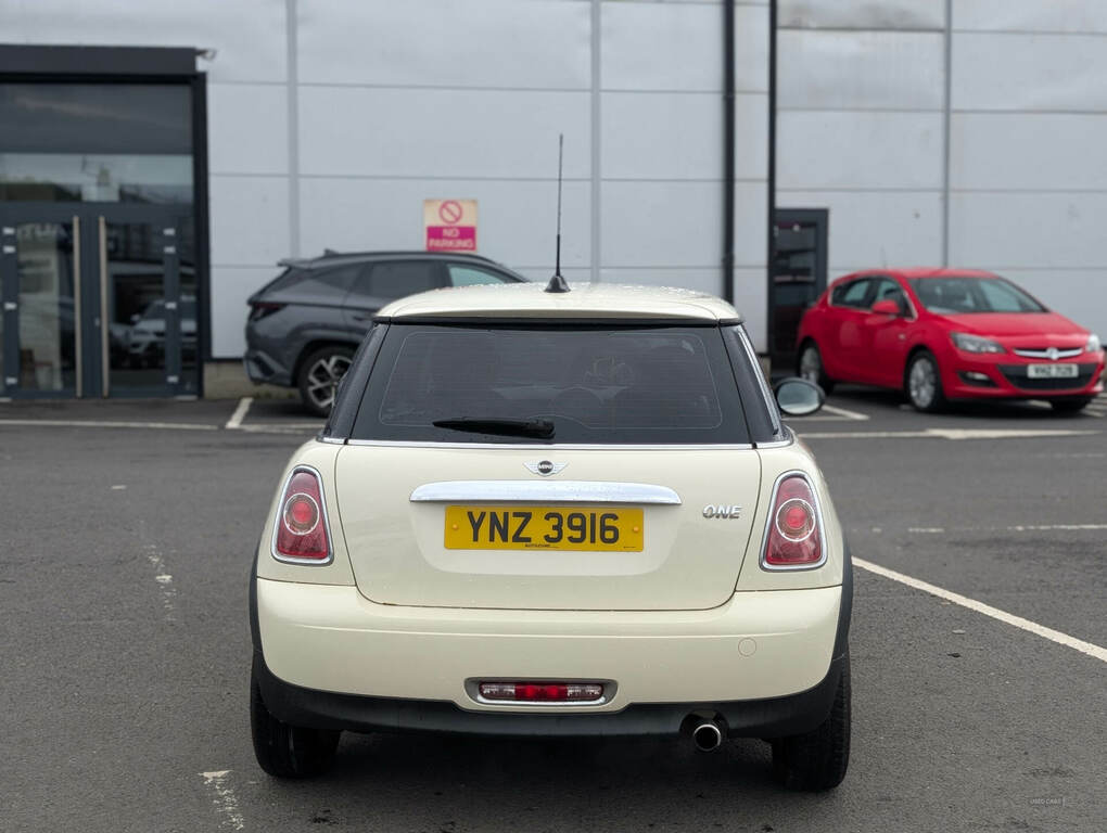 Mini Hatch 1.6 One YNZ3916 White #6