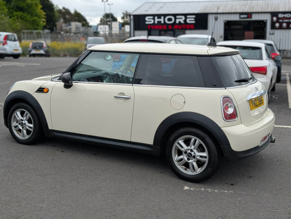 Mini Hatch 1.6 One YNZ3916 White #5