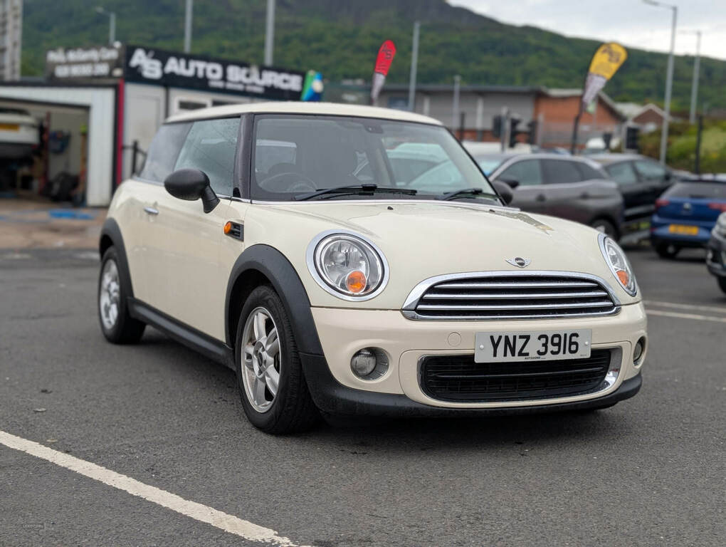 Mini Hatch 1.6 One YNZ3916 White #2