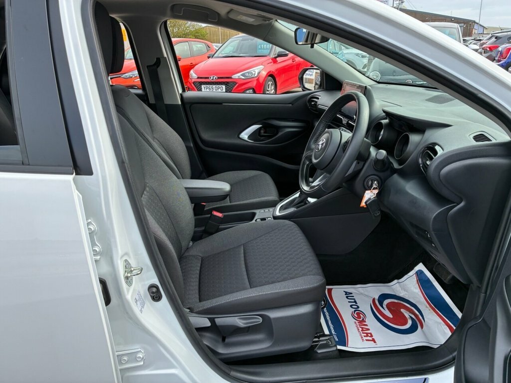 Toyota Yaris 1.5L Design EA23UVE White #4