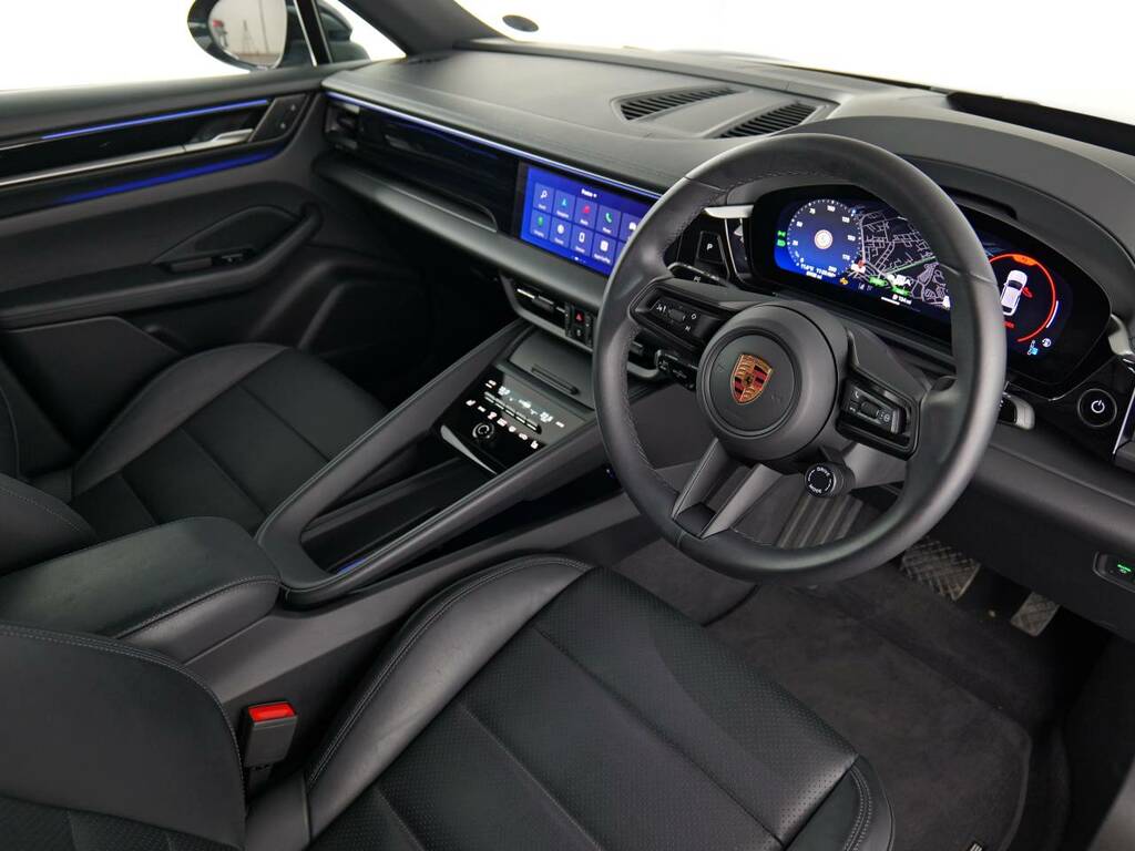 Porsche Macan Electric Black #4