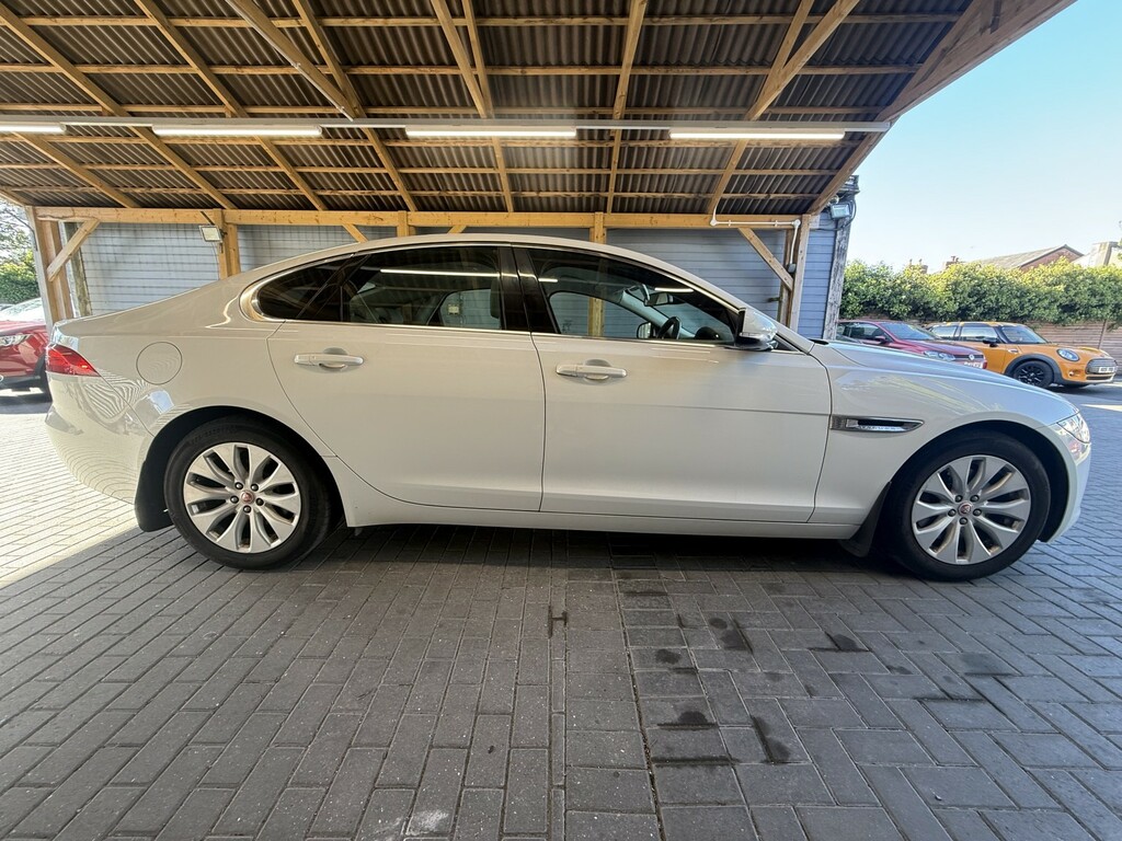 Jaguar XF Saloon 2.0 D Portfolio 201616 White #4