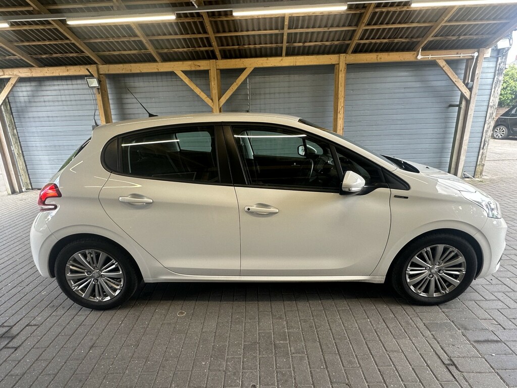 Peugeot 208 Hatchback 1.2 Puretech Signature 201968 BT68UPL White #4