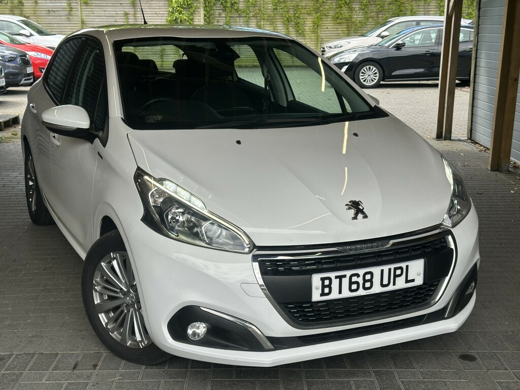 Peugeot 208 Hatchback 1.2 Puretech Signature 201968 White