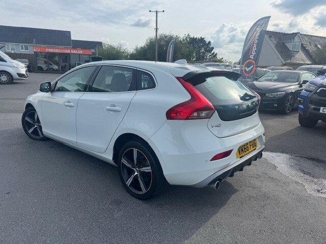 Volvo V40 2.0Td D2 R-design VK66FUG White #2