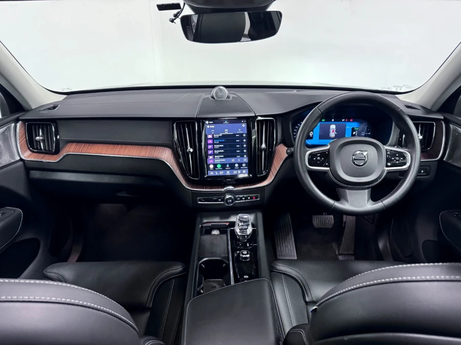 Volvo XC60 Ultimate Bright T8 Awd 455 Hp RJ24TVP Black #2