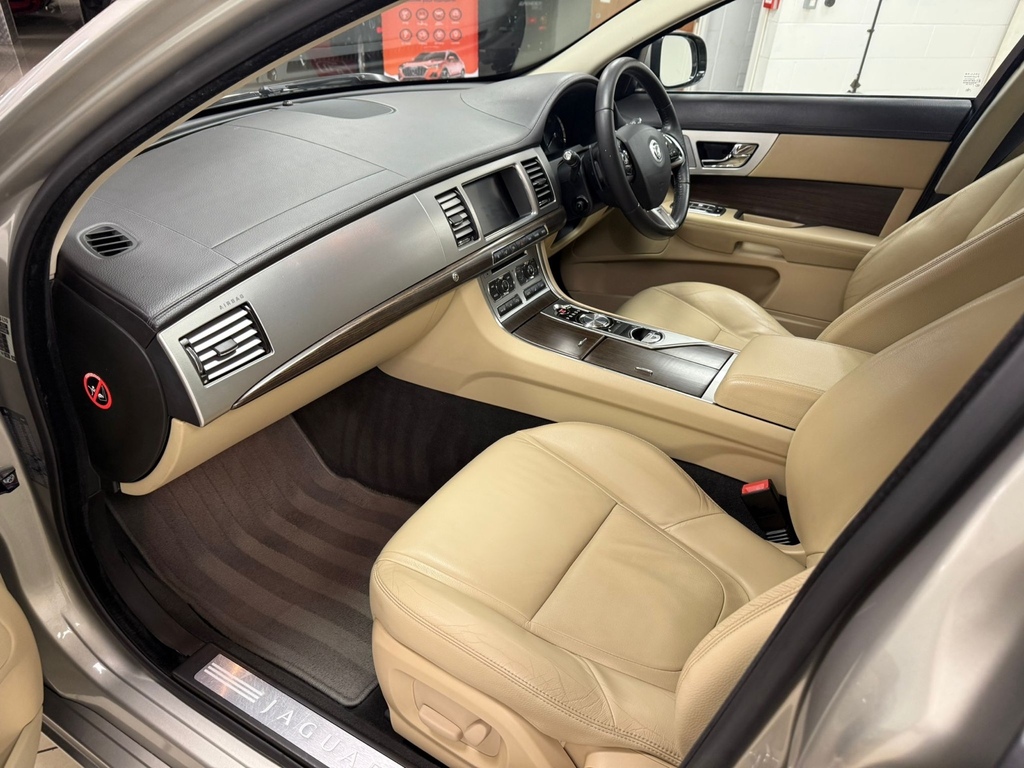 Jaguar XF 2.2D Luxury YT12MYN #6