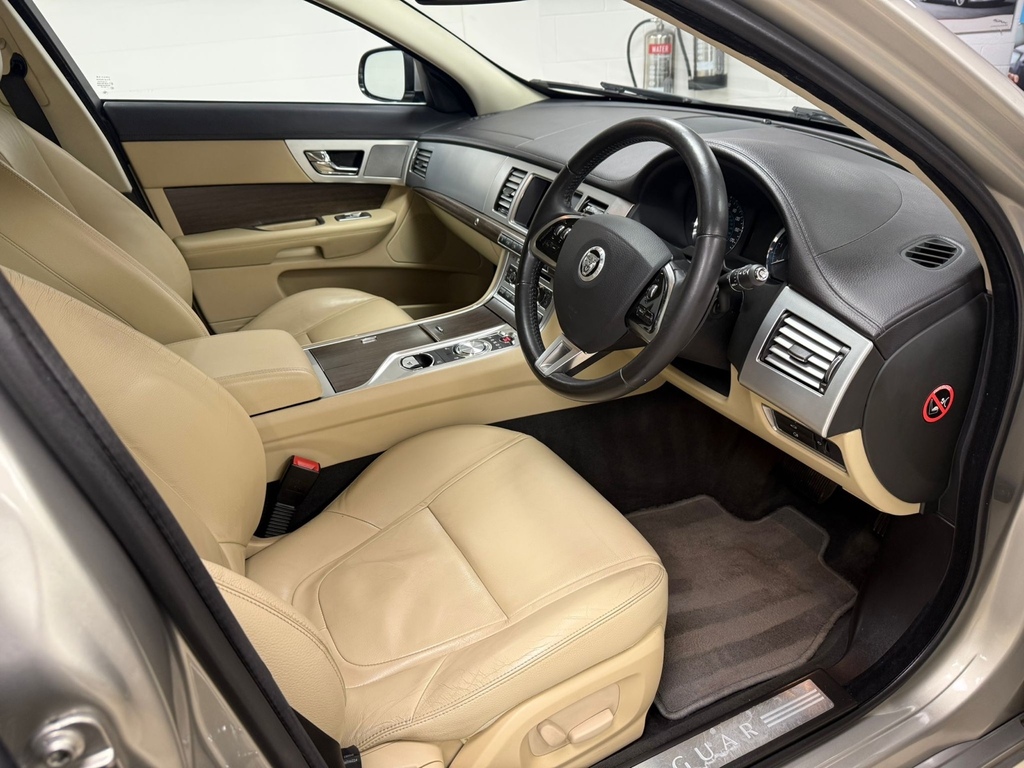 Jaguar XF 2.2D Luxury YT12MYN #2
