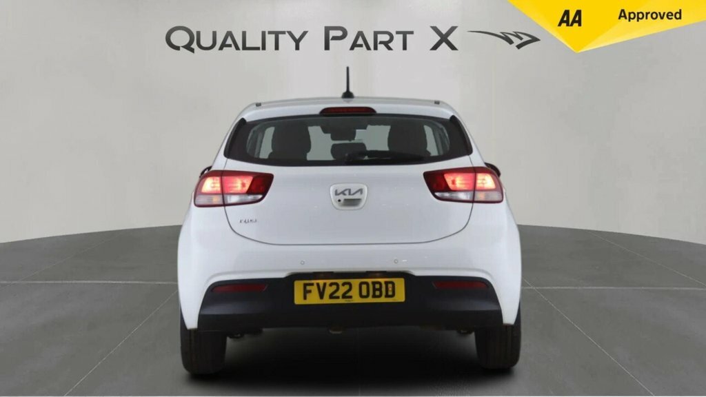 Kia RIO Hatchback FV22OBD White #6