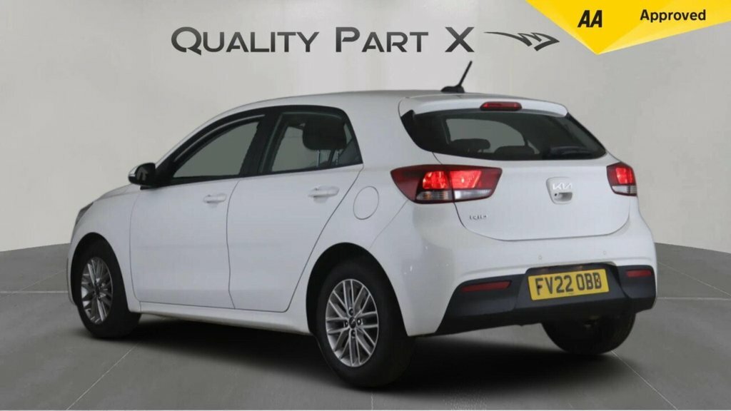 Kia RIO Hatchback FV22OBD White #5