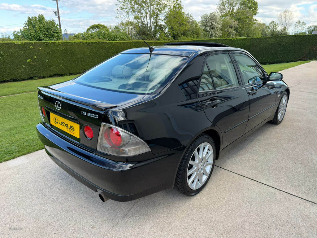 Lexus IS 200 2.0 Se Black #2