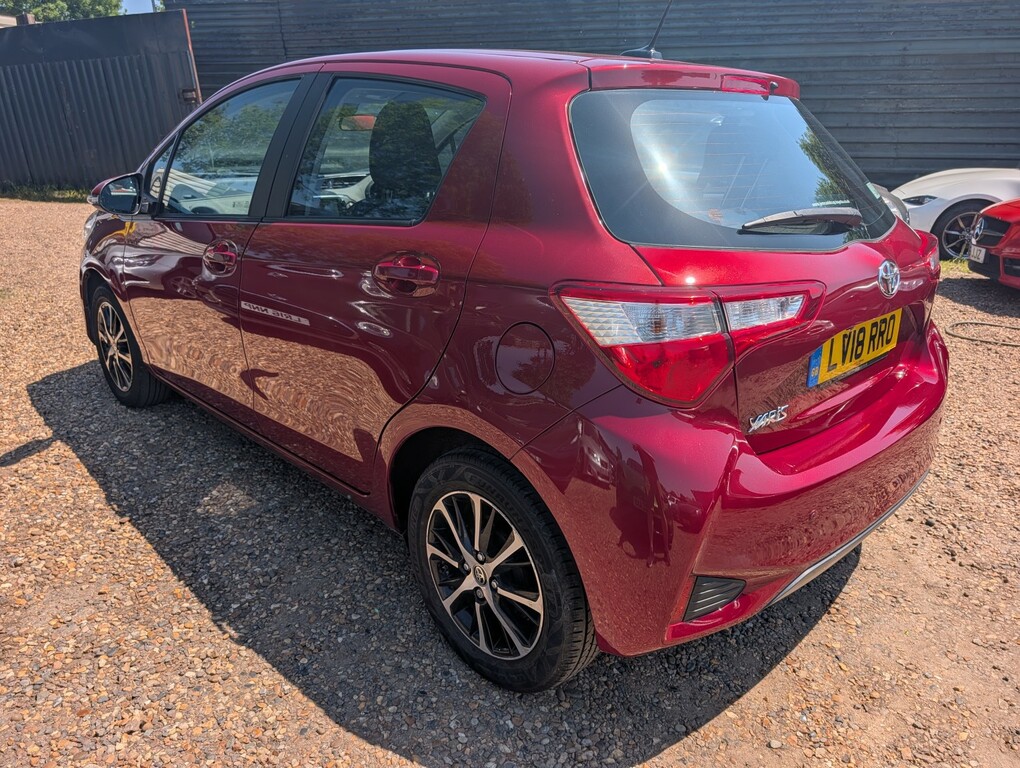 Toyota Yaris Hatchback 1.5 Vvt-i Icon Tech 2018 Red #3