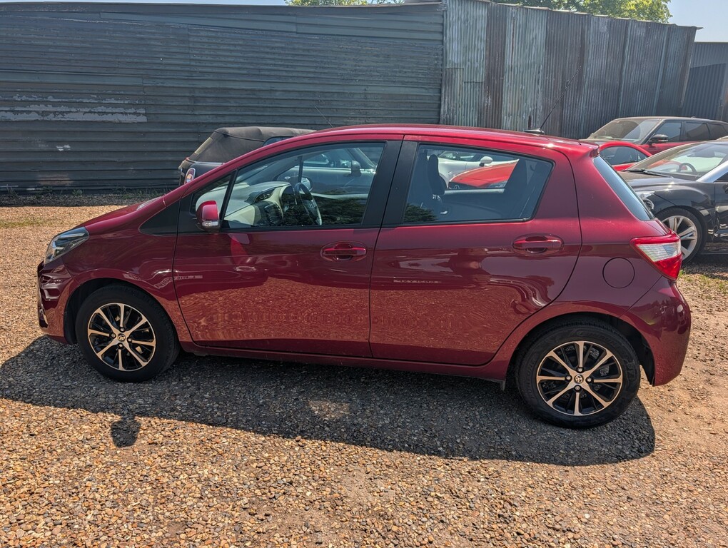 Toyota Yaris Hatchback 1.5 Vvt-i Icon Tech 2018 Red #4