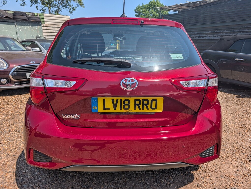 Toyota Yaris Hatchback 1.5 Vvt-i Icon Tech 2018 Red #2