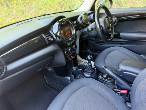 Mini Hatch 1.5 Cooper GJ14YCU Orange #2