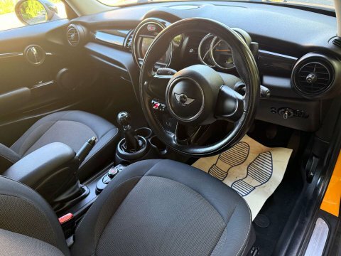 Mini Hatch 1.5 Cooper GJ14YCU Orange #4