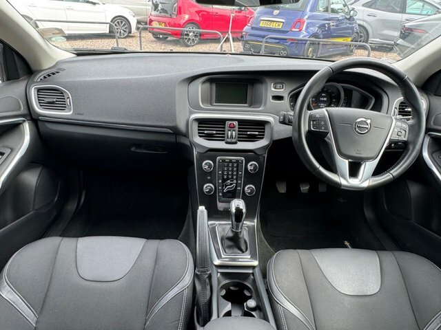 Volvo V40 2018 2.0 T2 Gpf Momentum Hatchback Manu DK68HPN Black #3