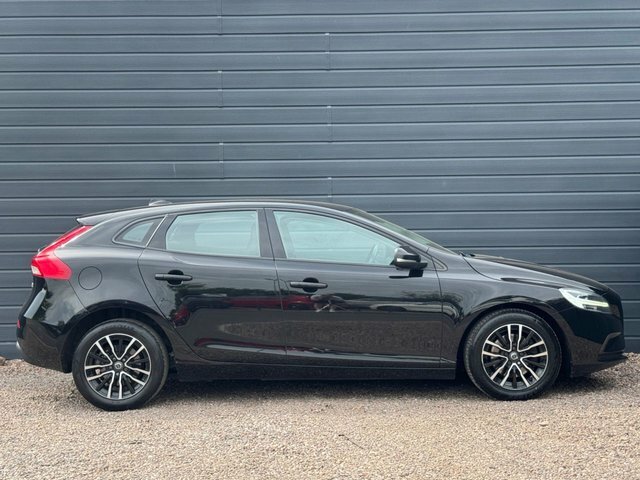 Volvo V40 2018 2.0 T2 Gpf Momentum Hatchback Manu DK68HPN Black #6
