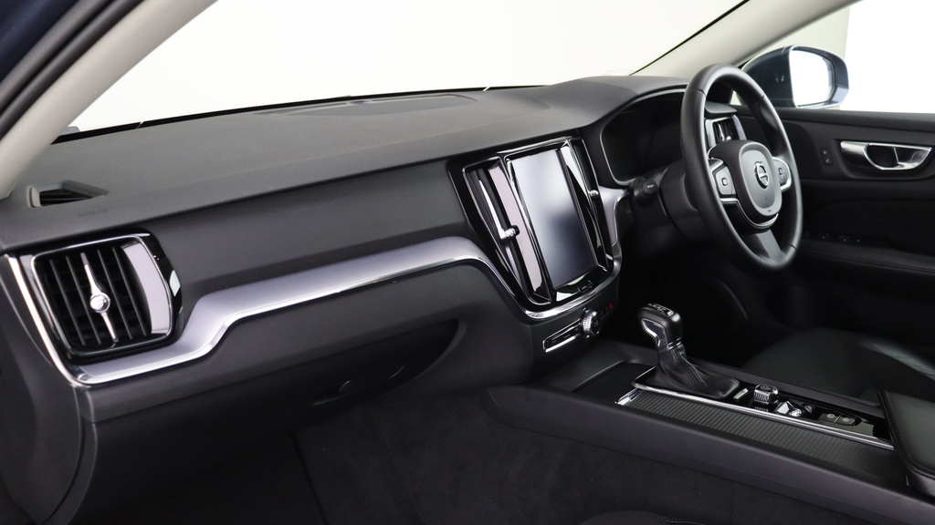 Volvo V60 D3 Momentum Winter Pack, Heated Seats, Tinte YW68KDN  #4