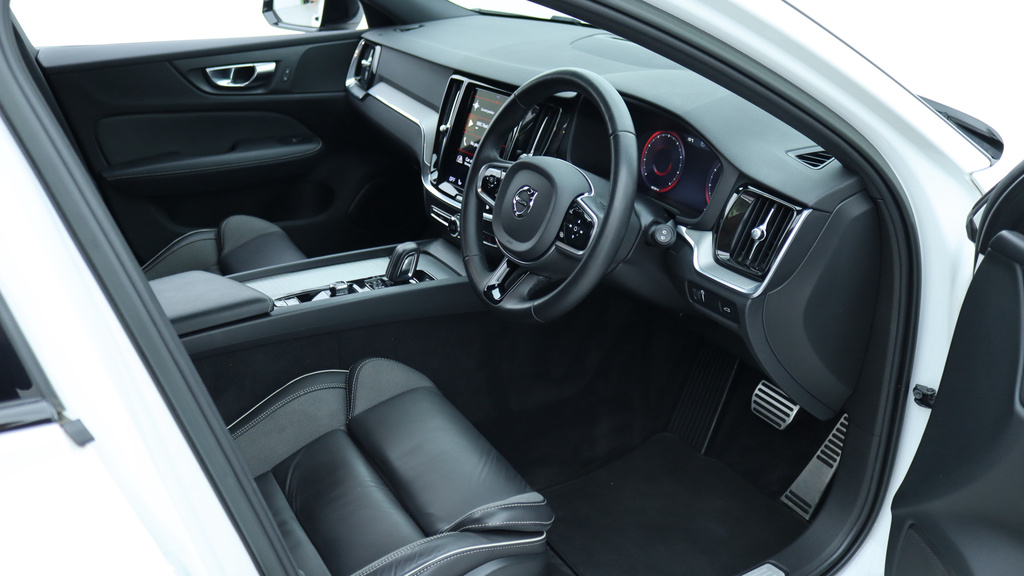 Volvo V60 B4 P R-design Park Camera, Heated Seats, Tinted FY22OJG #4