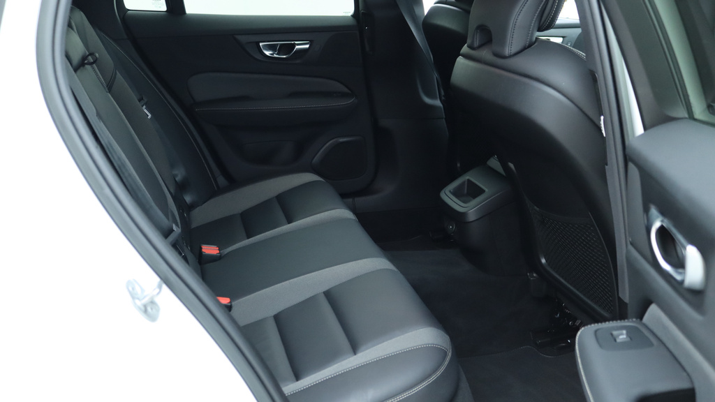 Volvo V60 B4 P R-design Park Camera, Heated Seats, Tinted FY22OJG #6