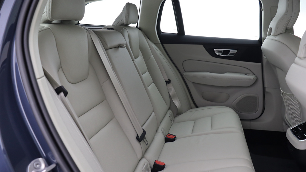 Volvo V60 B4 P Plus Dark Blond Leather, Park Camera, Heat YJ74NEZ #6