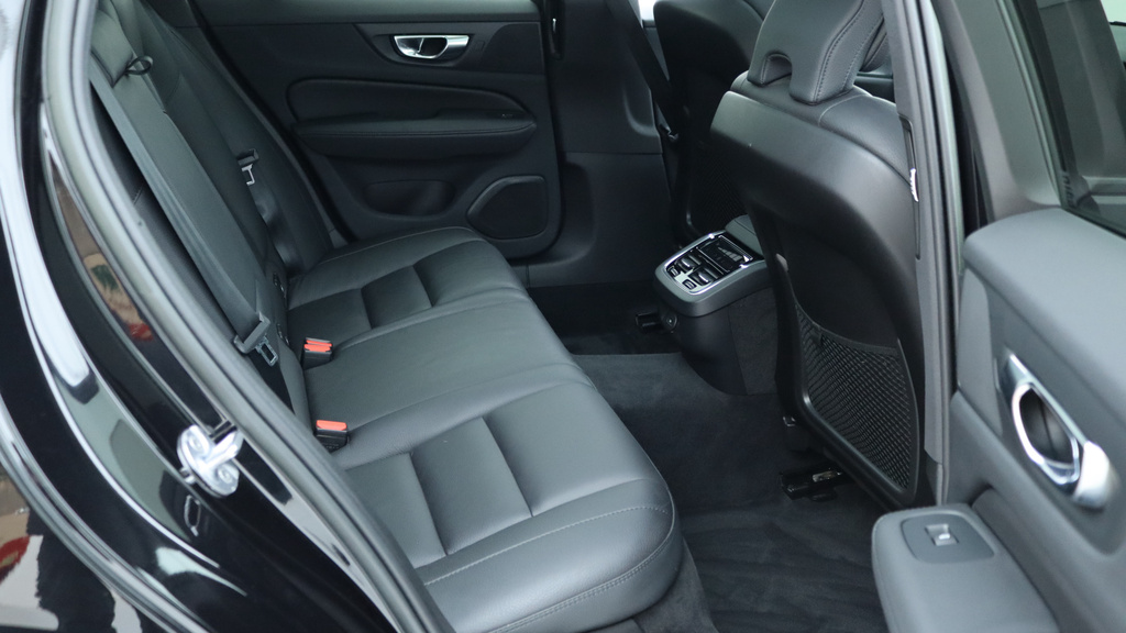 Volvo V60 B4 P Ultimate Dark Sunroof, Harmankardon Sound MC72AHN #6