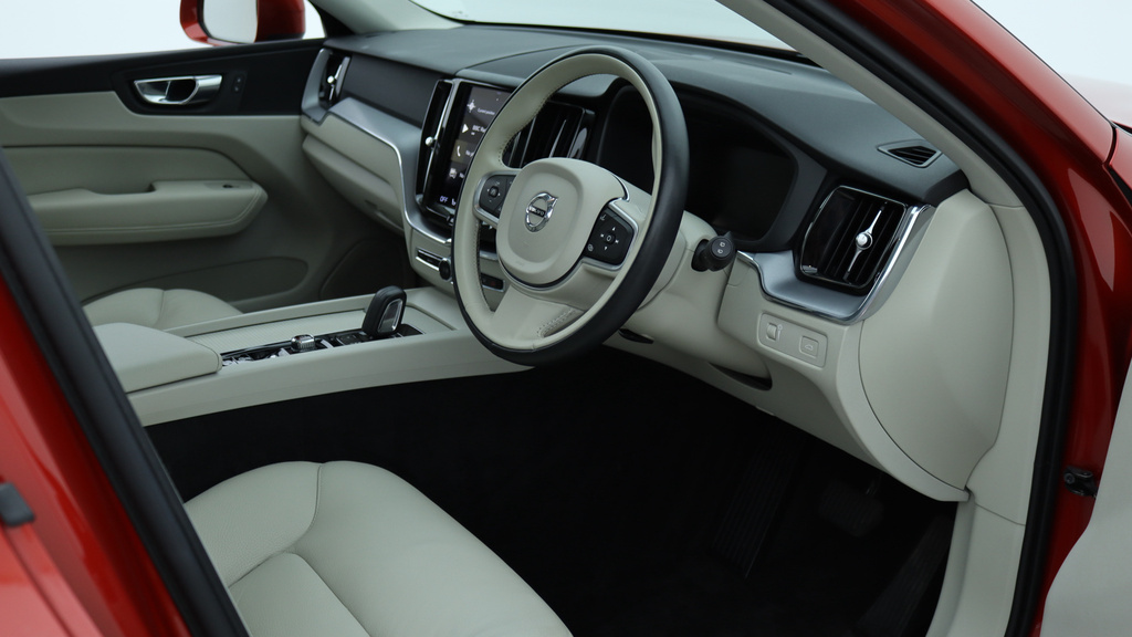 Volvo XC60 B5 P Awd Momentum Blond Leather, Sunroof, Apple #4