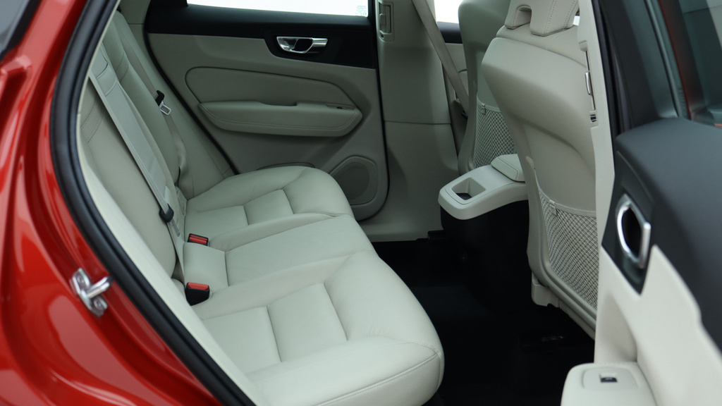Volvo XC60 B5 P Awd Momentum Blond Leather, Sunroof, Apple #6