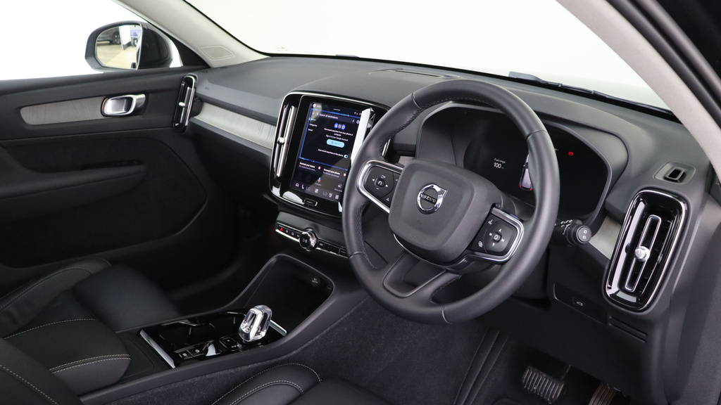 Volvo XC40 B3 P Plus Dark 360 Camera, Heated Seats, Apple YY23DHZ  #4