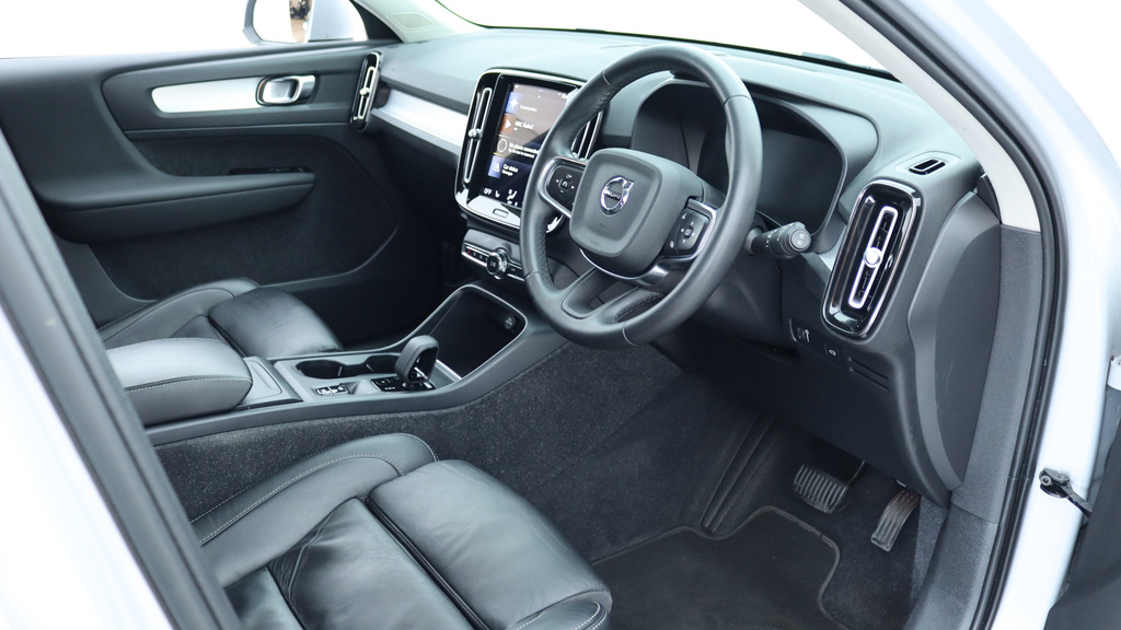 Volvo XC40 T3 Momentum Driver Assistance, Pilot Assist, YC71LLX #4