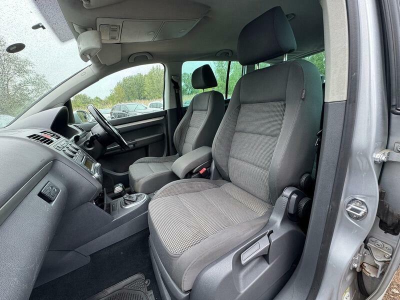 Volkswagen Touran Hatchback Black #13
