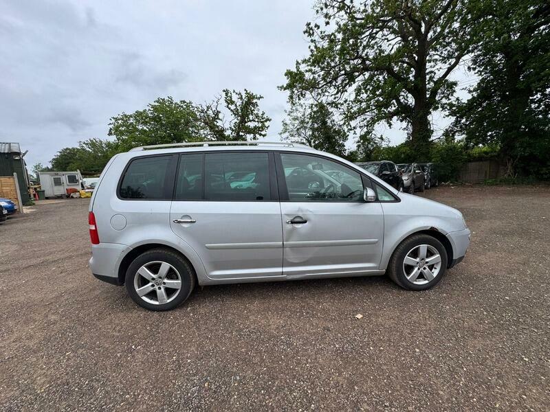 Volkswagen Touran Hatchback Black #8