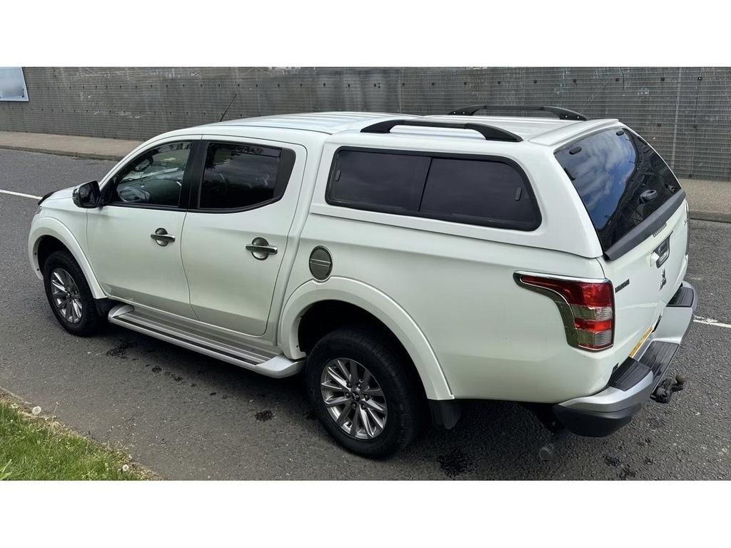 Mitsubishi L200 2.4 Di-d Dc Barbarian Pickup Double Cab DS18YOH White #2