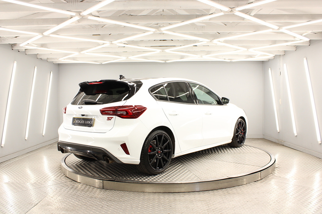 Ford Focus Hatchback BP73XTZ White #3