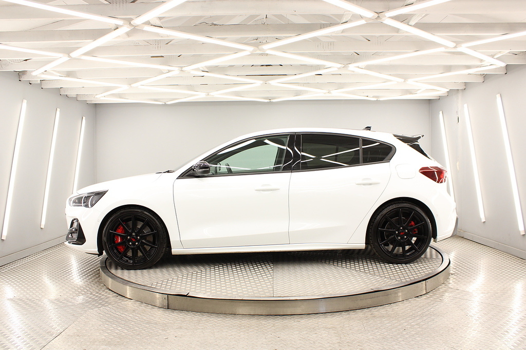 Ford Focus Hatchback BP73XTZ White #2